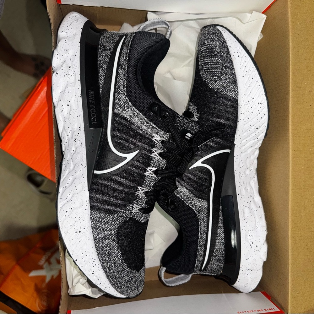Nike Men's Black and Gray Athletic Shoes